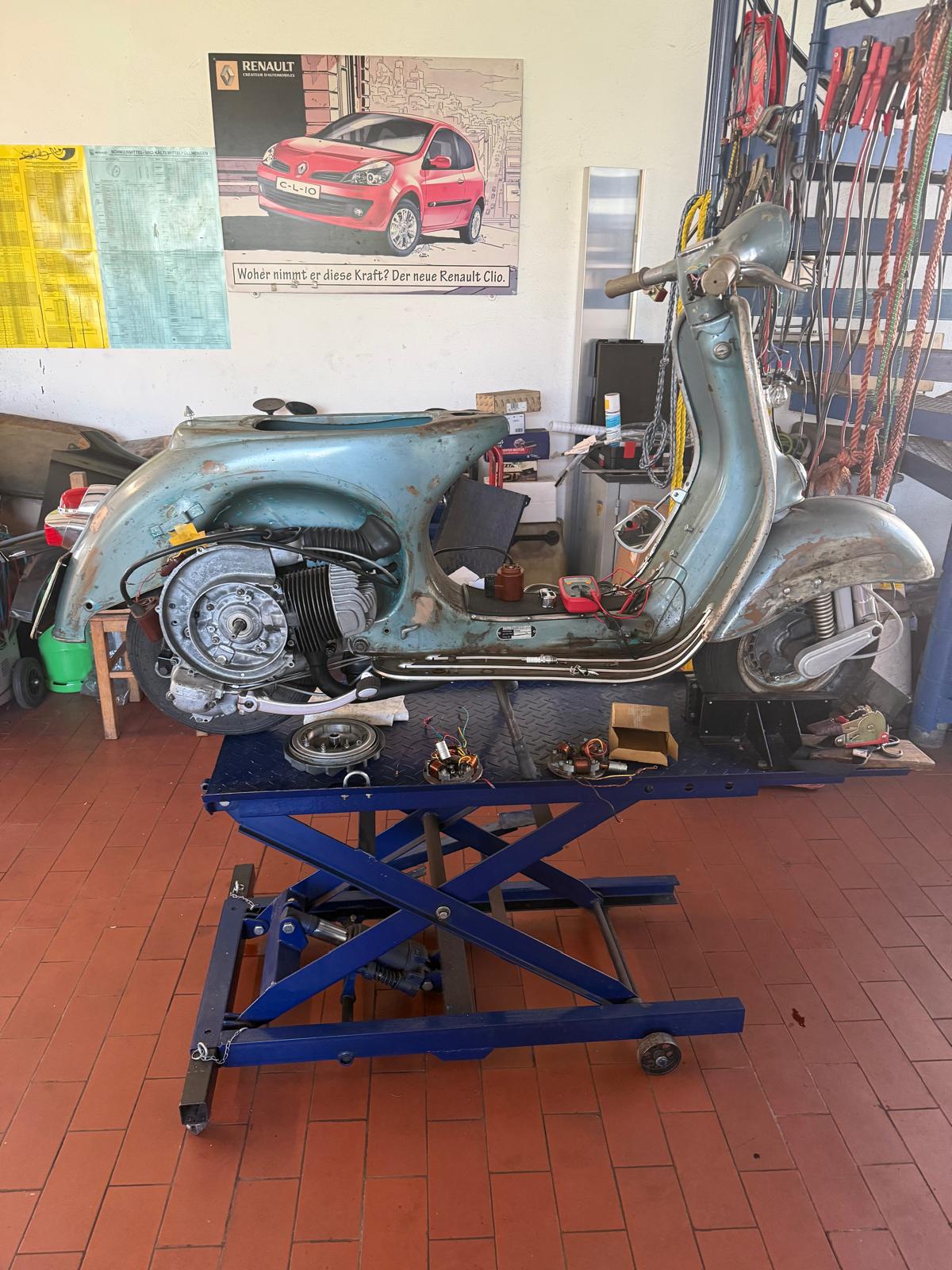 Vespa-Klassiker in Restauration auf Hebebühne, Motor offen, Werkstatt Augsburg